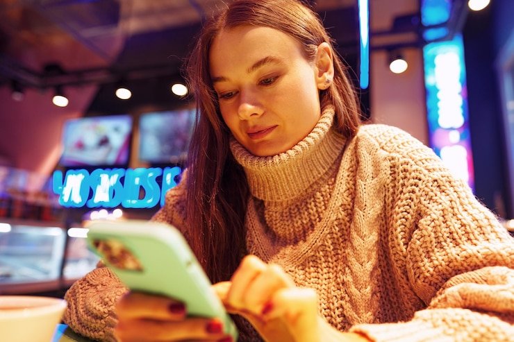 Gambar konsep perlindungan siber untuk keamanan data dengan gembok digital berwarna hijau